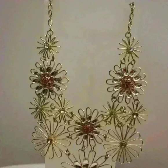 Unbranded Gold Tone Daisy Bib Necklace with Extender - Picture 4 of 7